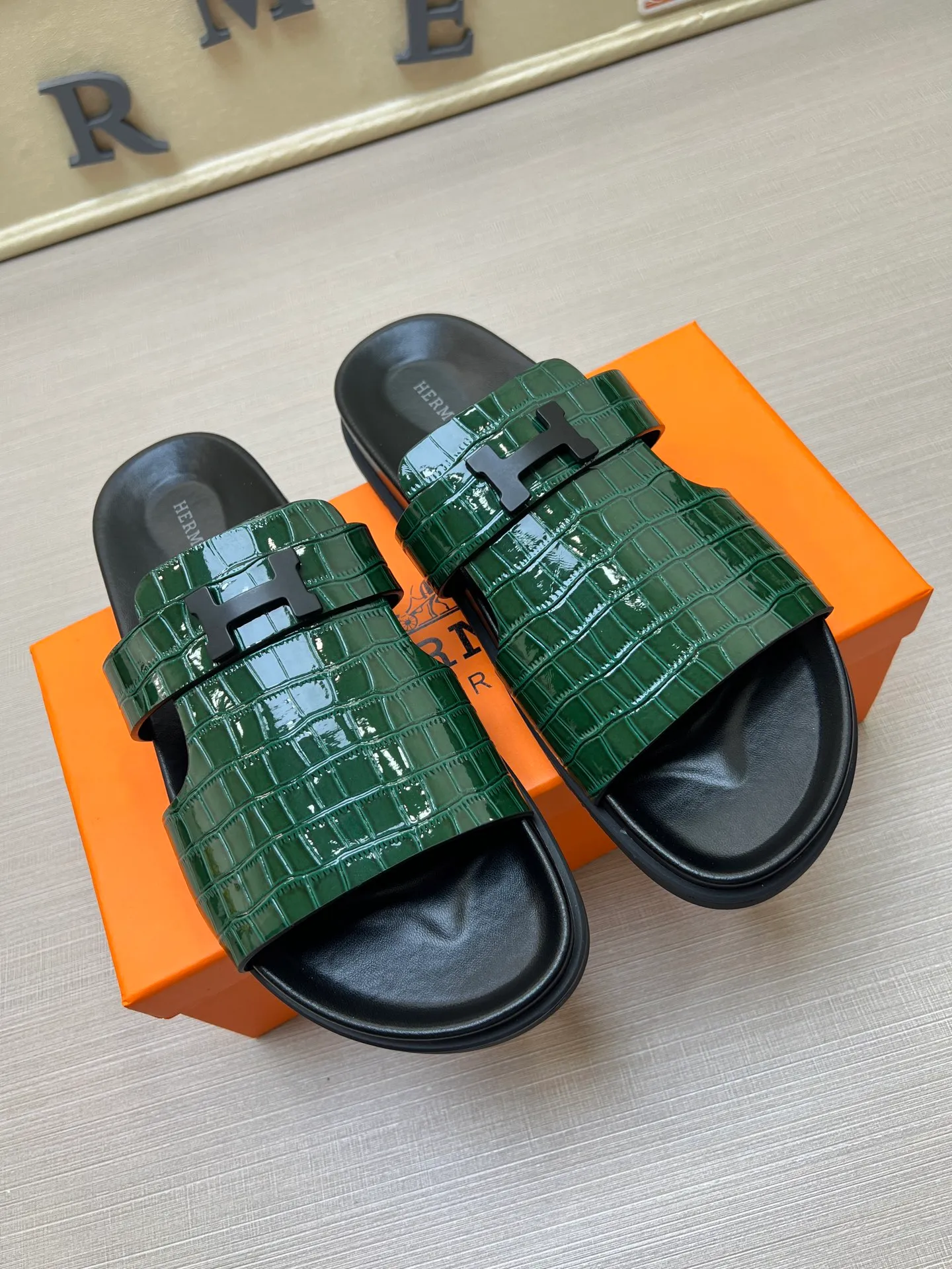 [H Family Hermès] P: 360💰 Size: 38-45 Hermes Men’s Kazimir Slippers - 2025 Summer New Hermès Same as the original version, with colored cowhide surface + rubber combined sole, handmade by master-level craftsmen! ❥High-end customization, exclusive products, the highest version in the industry.